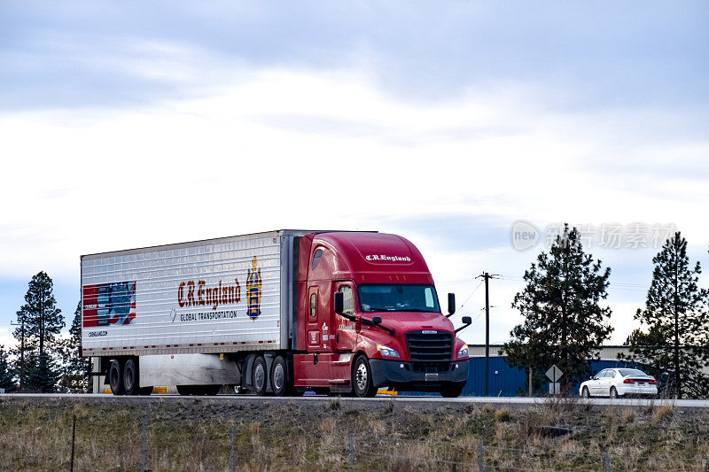 2019年1月，在华盛顿斯波坎的90号州际公路上，一辆装有冷藏拖车的C.R.英格兰半挂车。C.R. England是一家总部位于犹他州盐湖城的长途卡车运输公司。